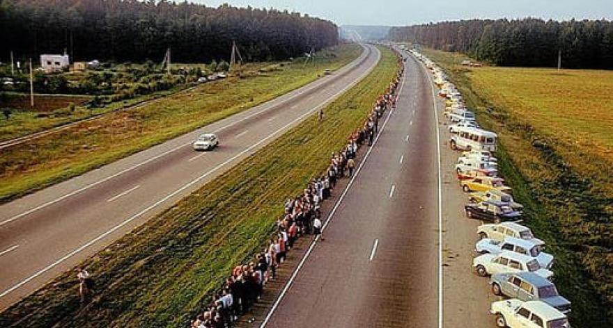 On this day in 1989, a momentous event unfolded that would leave its mark on history. “The Baltic Way” was when approximately 2 million people joined hands, creating an unbroken human chain that spanned over 600 kilometres, linking the capital cities of Vilnius in Lithuania, Tallinn in Estonia, and Riga in Latvia.